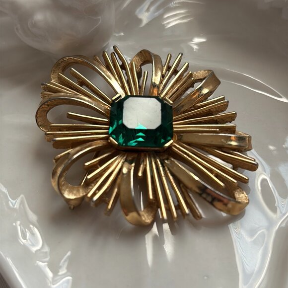 CROWN TRIFARI FAUX EMERALD ABSTRACT BROOCH - Picture 3 of 7